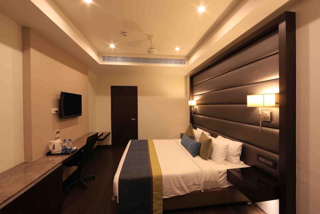 טירופאטי Hotel Regalia מראה חיצוני תמונה